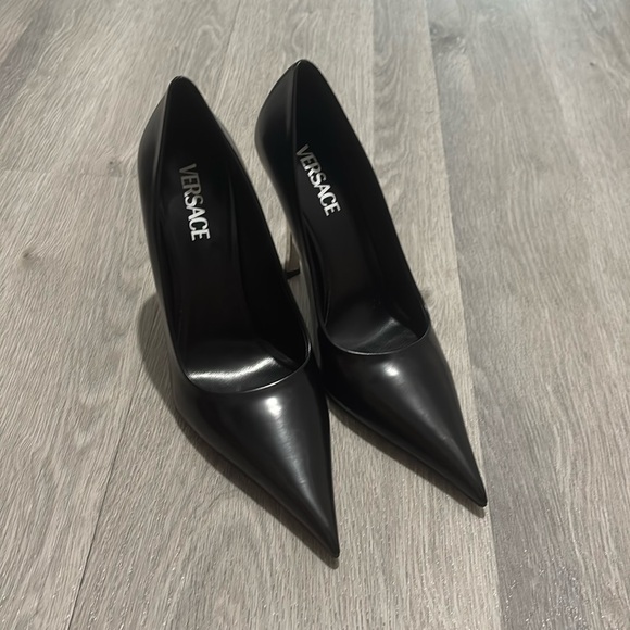 NEW Versace Pin Point Versace black leather pumps size EU 41 - Picture 1 of 15